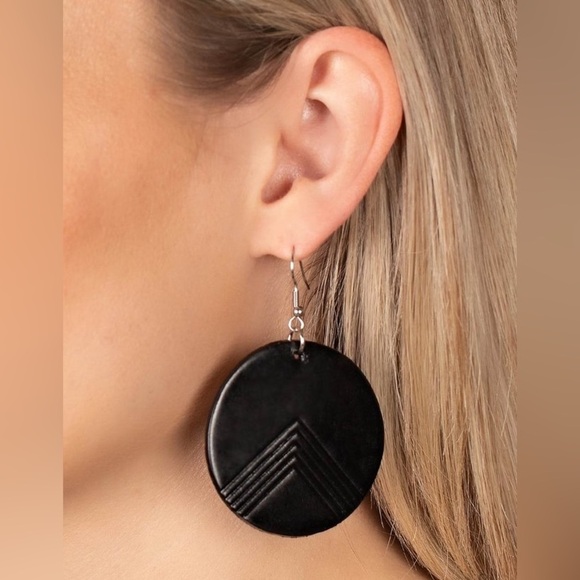 paparazzi Jewelry - Paparazzi Earring ~ On the Edge of Edgy - Black